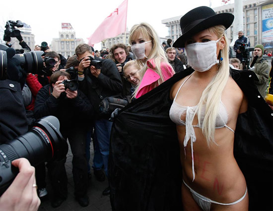 DÜNYA'NIN EN ÇIPLAK PROTESTO GRUBU FEMEN