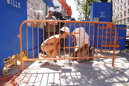 ÇILGIN SANATÇI ERICA SİMONE 'NUE YORK' 
