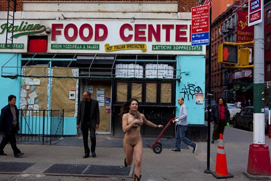 ÇILGIN SANATÇI ERICA SİMONE 'NUE YORK' 