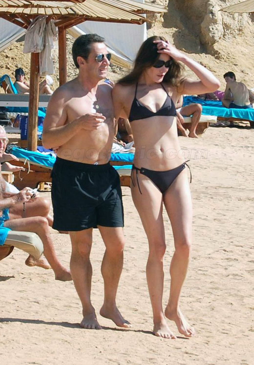 CARLA BRUNİ ÇIPLAK RESİMLERİ İLE BAŞI DERTTE