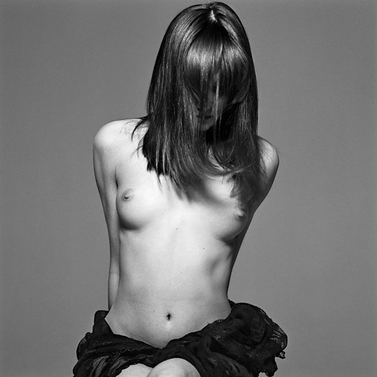 CARLA BRUNİ ÇIPLAK RESİMLERİ İLE BAŞI DERTTE