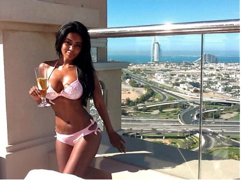 Playboy güzeli Tabby Brown Balotelli'yi unuttı