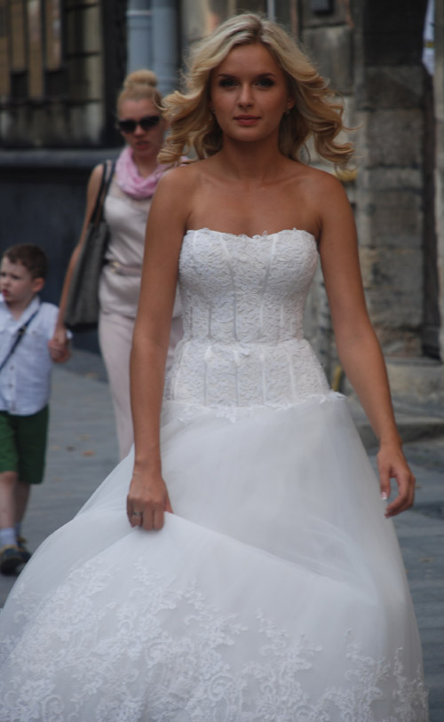 LVIV KIZLARI SOKAKLARI PODYUMA ÇEVİRDİ 