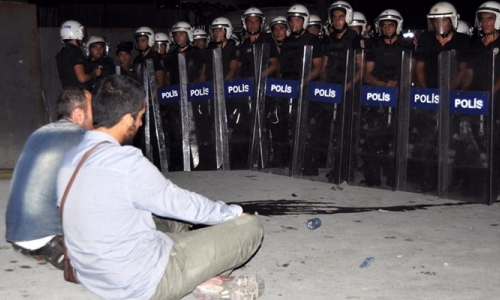 FACİAYA PROTESTOYA POLİS KALKANI
