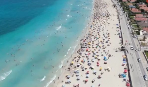 ÇEŞME ILICA PLAJI DOLDU TAŞTI