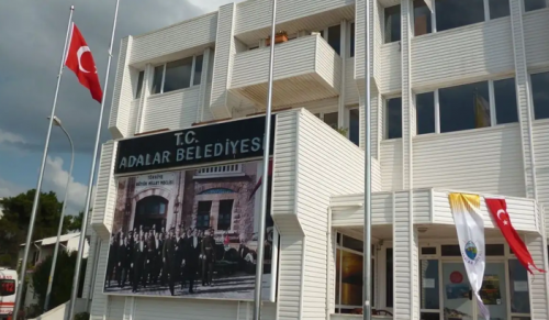 ADALAR BELEDİYESİ AKPARTİ'YE GEÇTİ